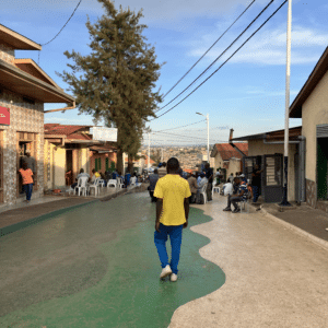 Walking the car-free zone in Kigali ©Julia Rememrs, GIZ